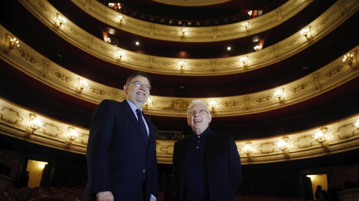 Imagen de Ximo Puig y Raimon tomada en 2016 en el teatro Principal de Valencia