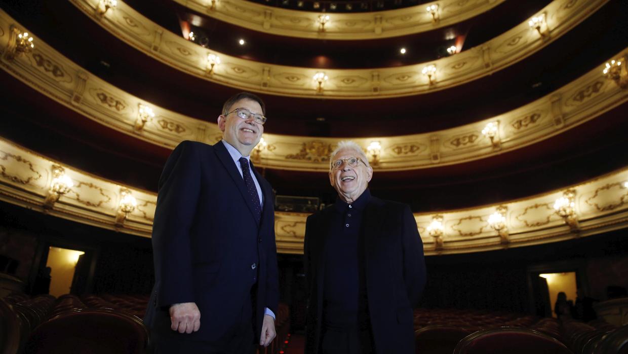 Imagen de Ximo Puig y Raimon durante la presentación de la gira valenciana del cantante