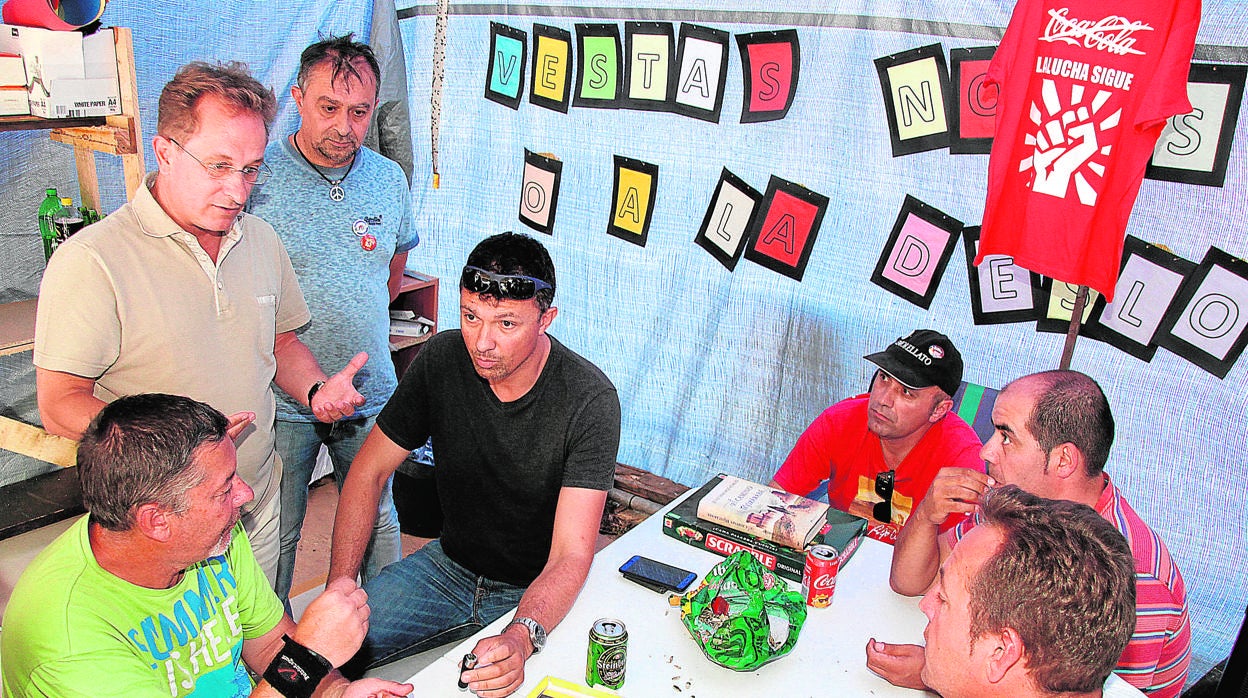 Dirigentes de UGT ayer en campamento de los empleados de Vestas