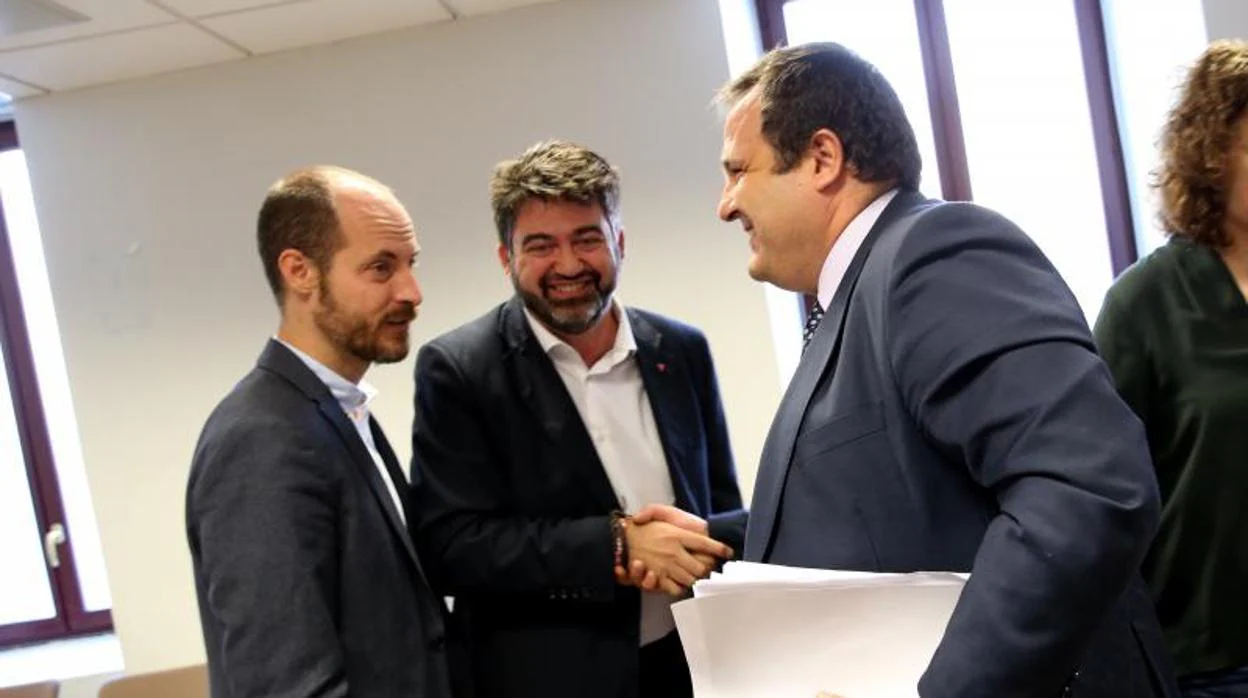De izquierda a derecha, Ignacio de Benito (PSOE), presidente de la comisión; Sánchez Mato, y el director financiero de la EMT, David Pérez Moncada