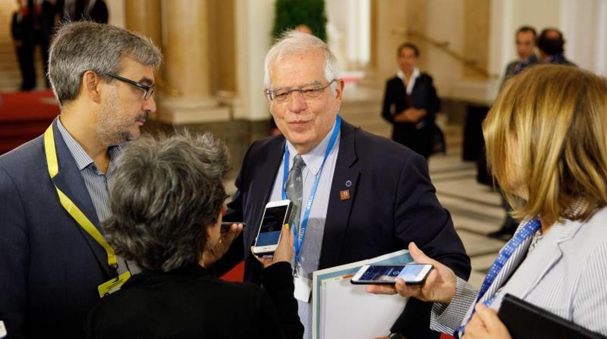 Josep Borrell (c), en una reciente reunión informal de ministros de Exteriores de la UE en Viena