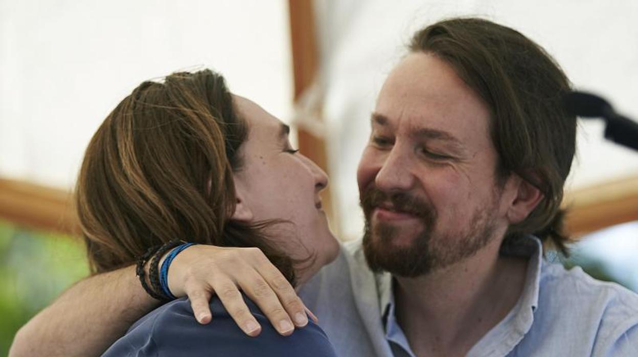 El secretario general de Podemos Pablo Iglesias se abraza a la alcaldesa de Barcelona Ada Colau en su encuentro con motivo de la Diada del 11 de septiembre el pasado año