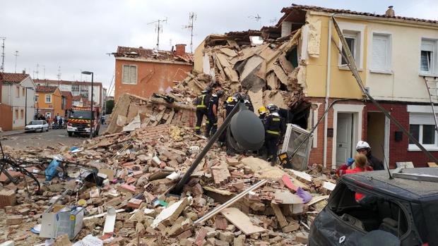 Espectacular rescate de una chica atrapada entre los escombros de su hogar en Burgos tras una explosión de gas