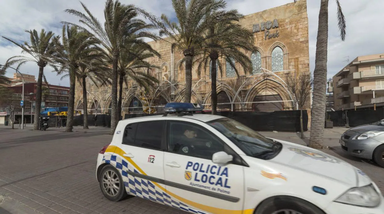 Agentes de la Policía Local de Mallorca patrullan la zona de la playa de Palma