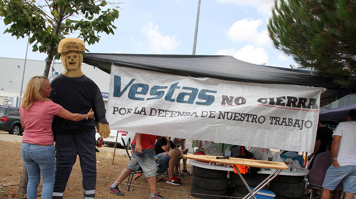 Trabajadores de Vestas, acampados a las puertas de la empresa en Villadangos del Páramo