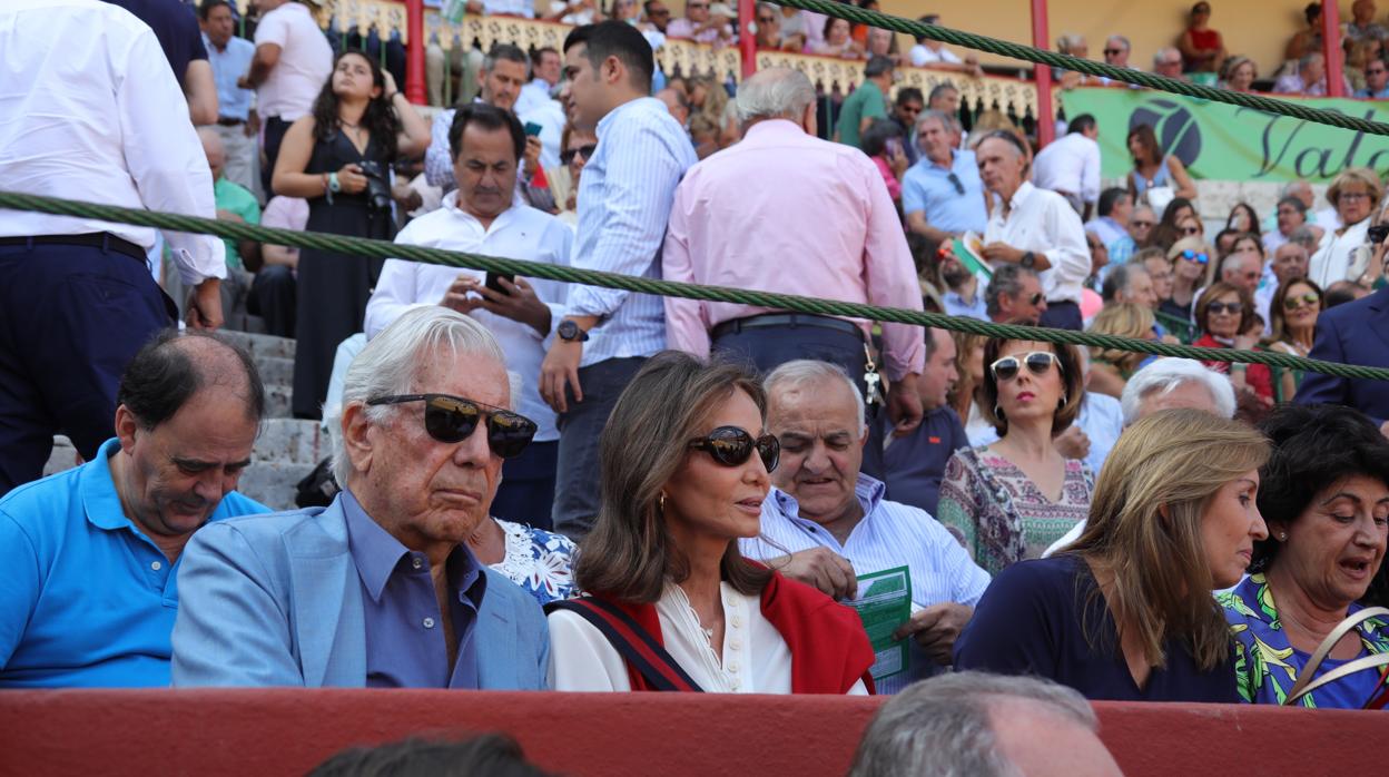 Mario Vargas Llosa y su acompañante en los toros