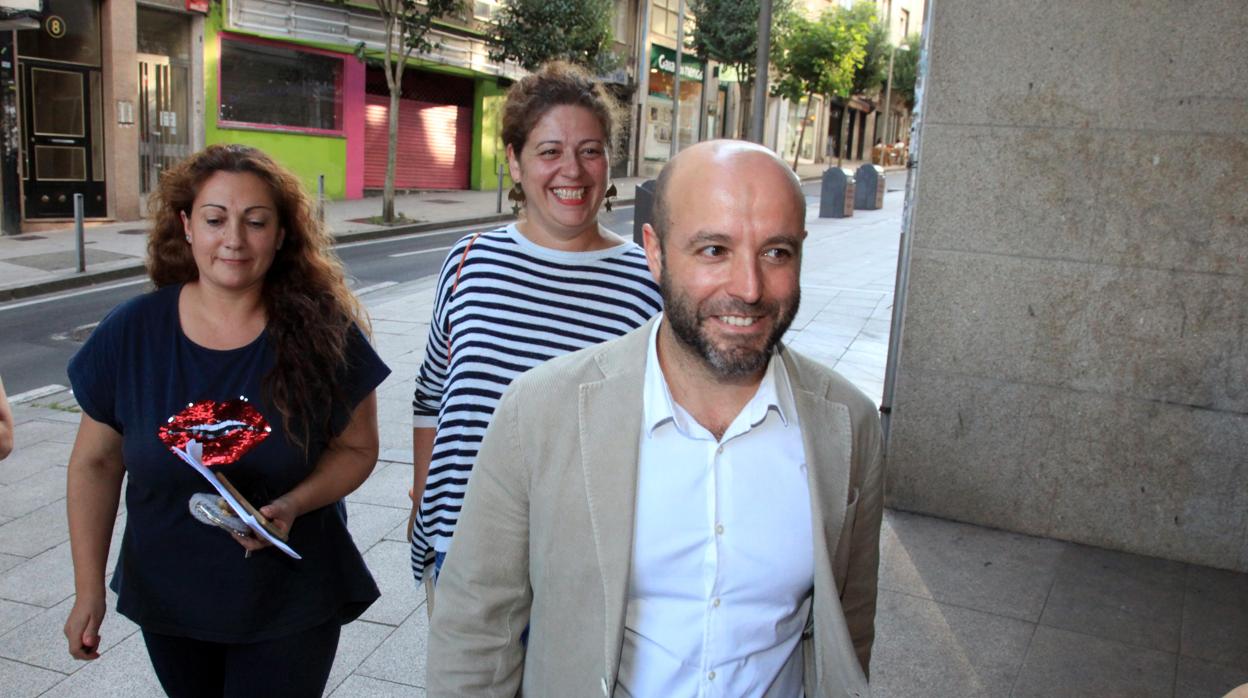 Luis Villares a la entrada del Consello das Mareas