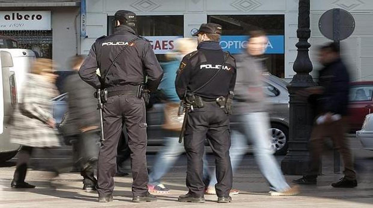 Imagen de archivo de unos agentes de la Policía Nacional en Valencia