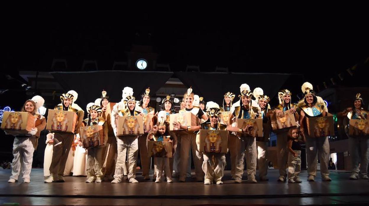 Las momias recogiendo el primer premio del desfile de comparsas 2018