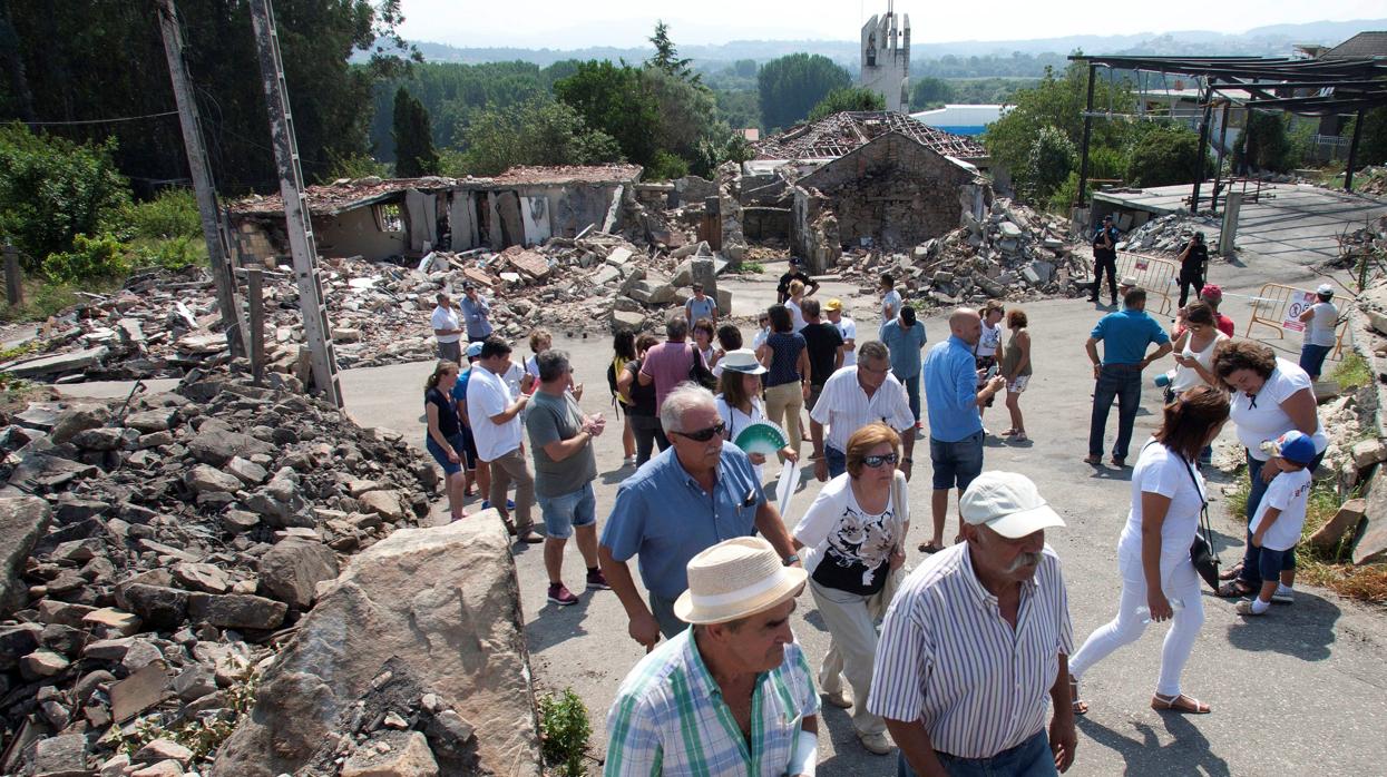 Vecinos de Paramos, el pasado 23 de agosto, en la zona cero de la explosión