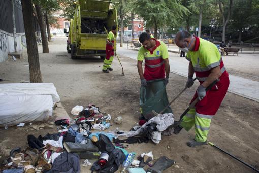 El Selur retiró colchones y basura del recinto