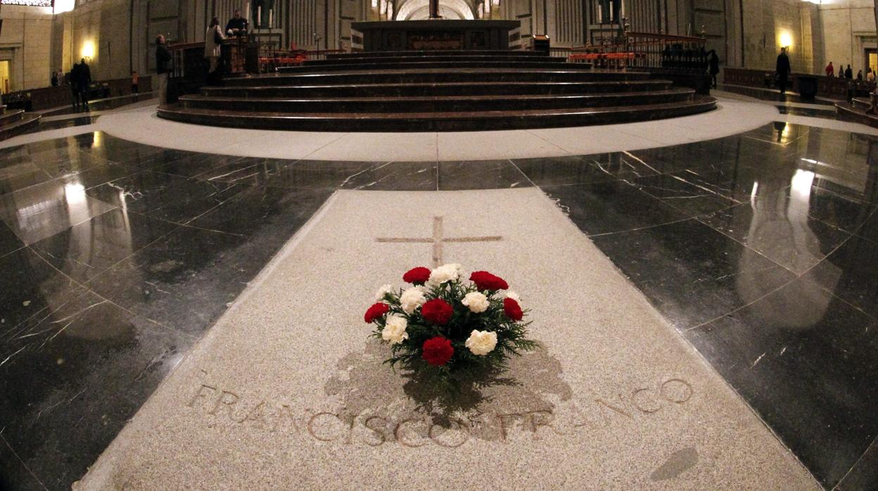 La tumba de Franco en el interior de la basílica del Valle de los Caídos, en San Lorenzo de El Escorial