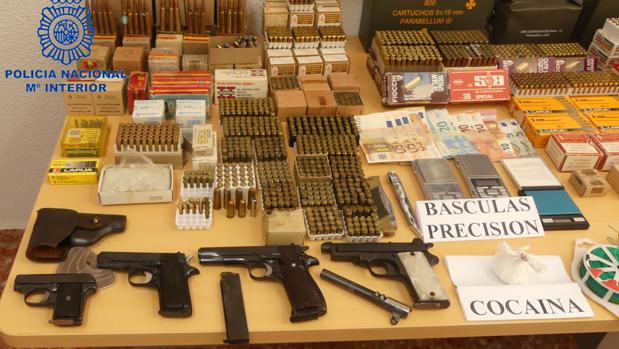 El padre de un presunto maltratador le guardaba siete pistolas y más de 5.000 cartuchos en Gandia