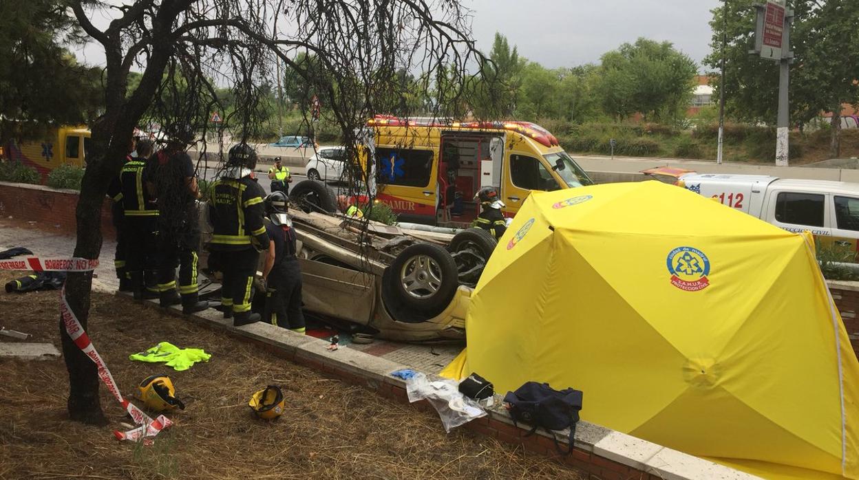 Los bomberos tratan de sacar al herido del asiendo del conductor, donde se quedó atrapado