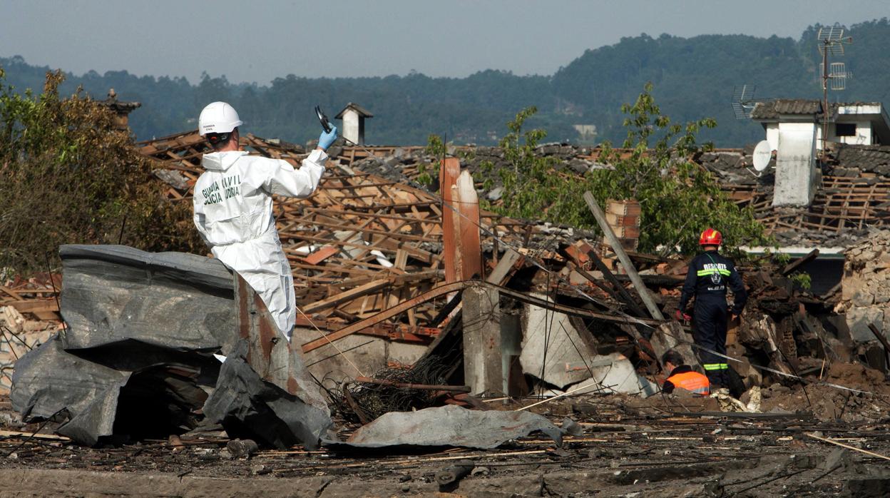 Efectivos de emergencia el la zona cero el día después de la explosión