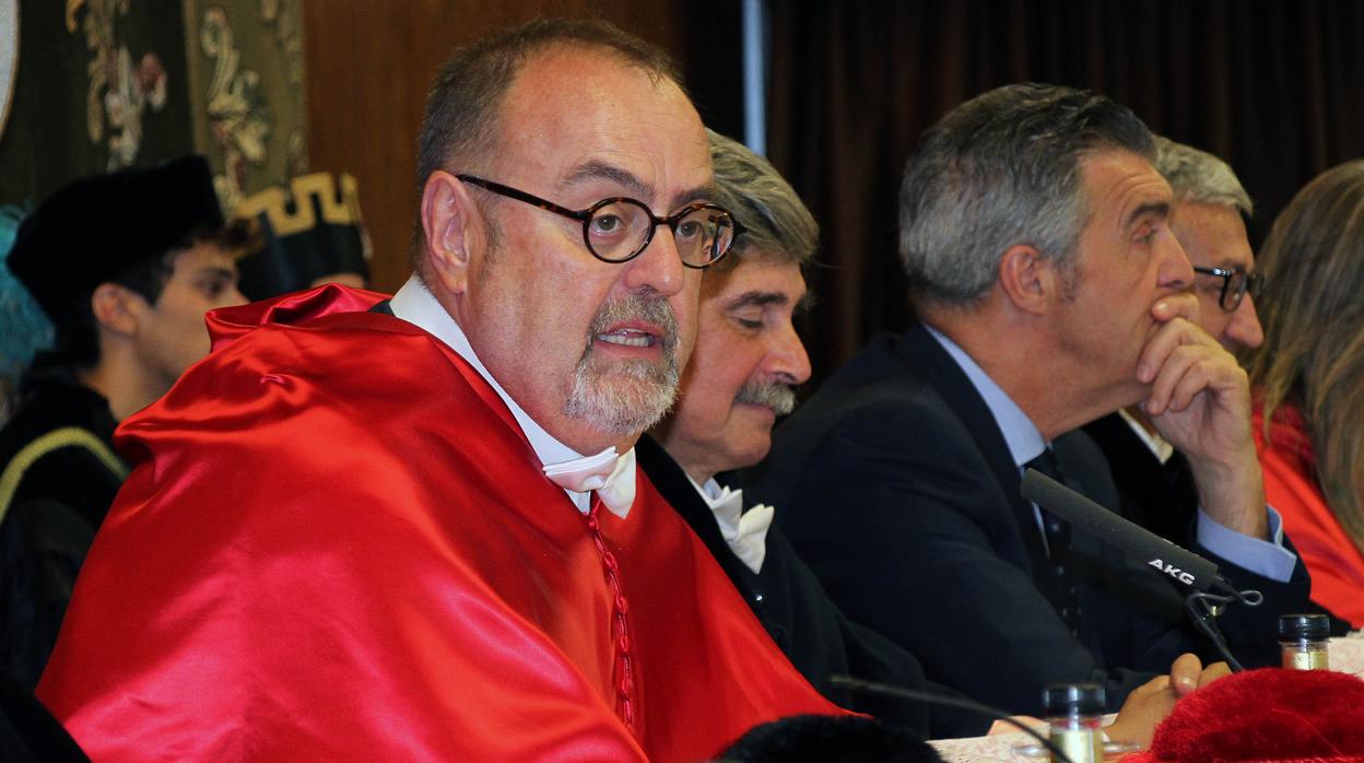 El consejero de Educación, Fernando Rey, ayer en el acto de apertura del curso académico 2018-2019 de la Universidad de León