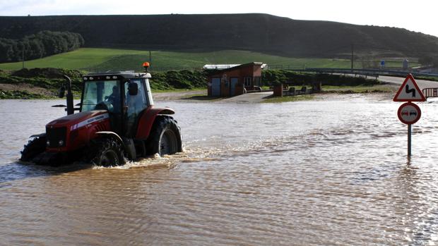 Un tractor rescata a una chica de su coche, atrapado por la lluvia en Albacete