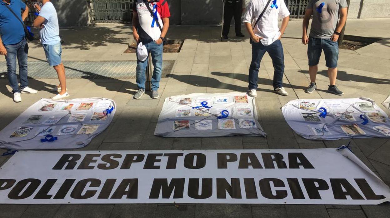 Sindicatos policiales colocan mantas y lazos azules en señal de protesta frente al Ayuntamiento