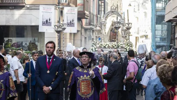 Puente se suma a la ofensiva laicista para eliminar los símbolos religiosos de Valladolid