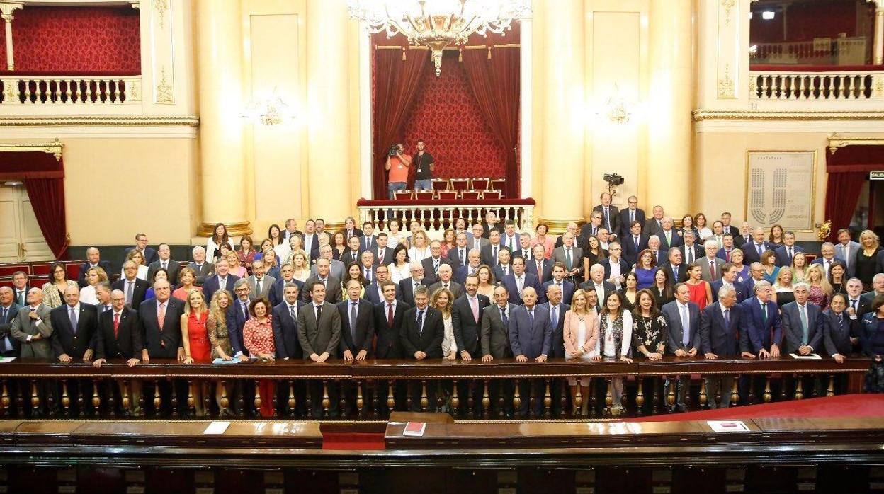 Pablo Casado junto a los senadores del Partido Popular en el Senado