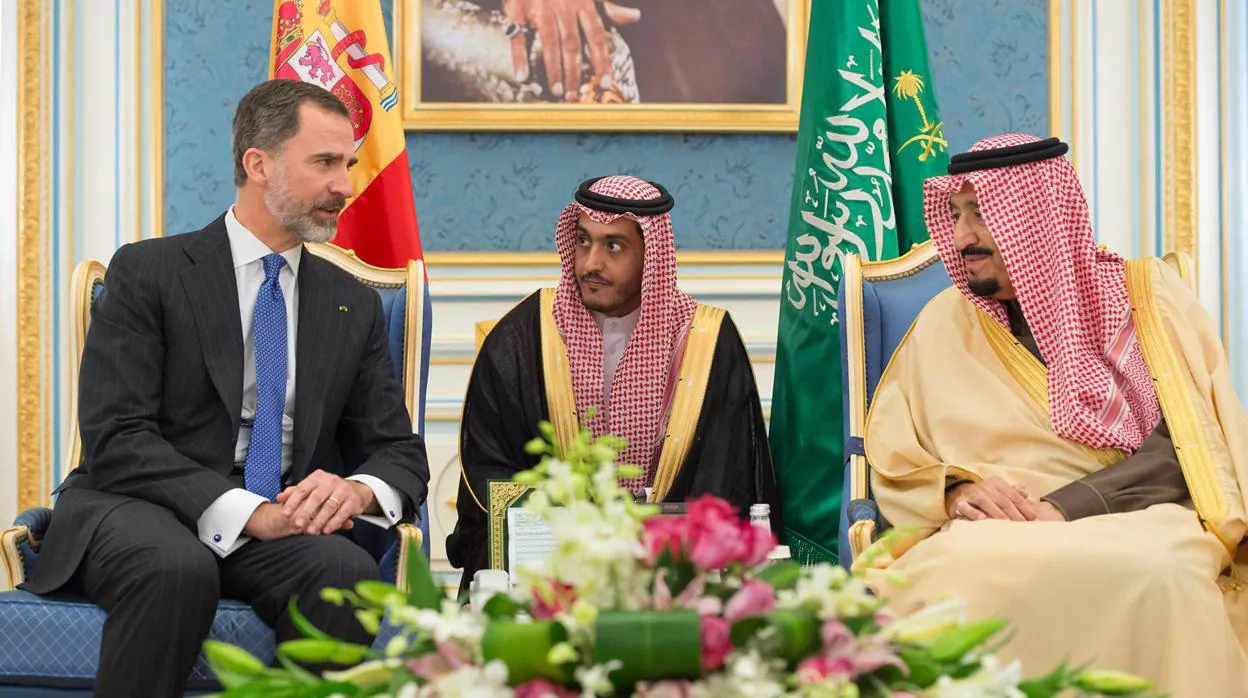 Felipe VI con el príncipe heredero y el rey saudí, Salman bin Abdulaziz, en el palacio Al-Yamamah