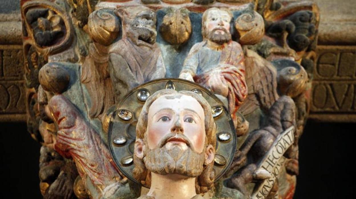 Primer plano de la escultura del Apóstol Santiago, que preside la nave central del Pórtico