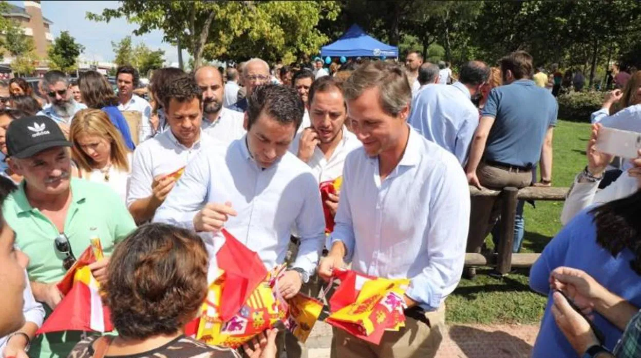 Teodoro García, Secretario General del PP, y Antonio González, alcalde de Boadilla, repartiendo banderas de España