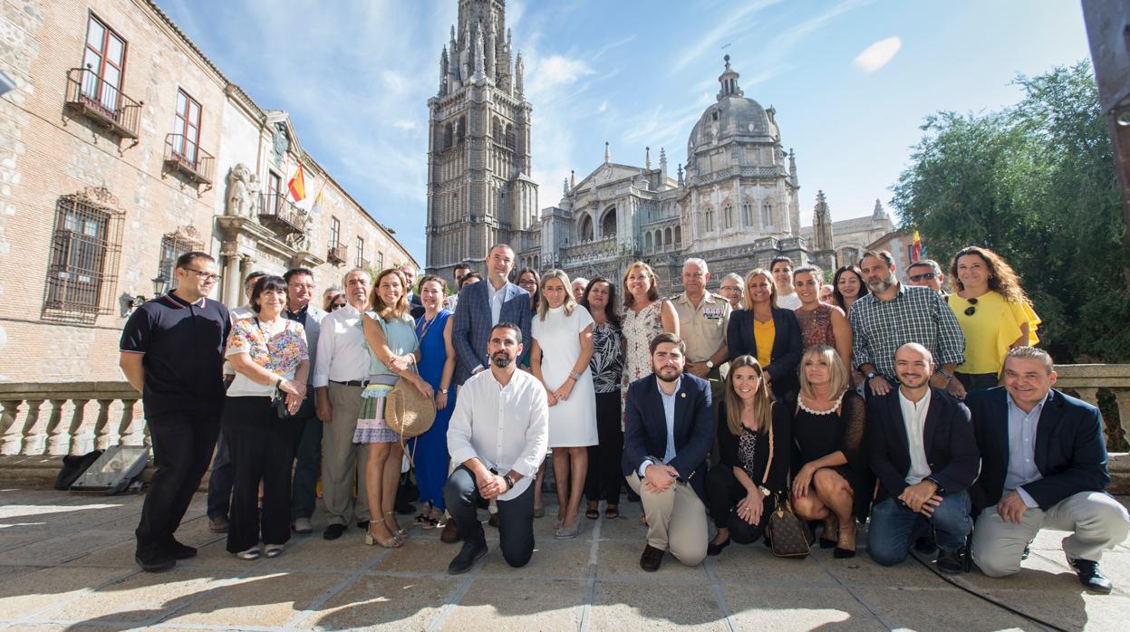 La alcaldesa de Toledo, Milagros Tolón (centro de la imagen) junto a los colaboradores de «La Noche del Patrimonio»