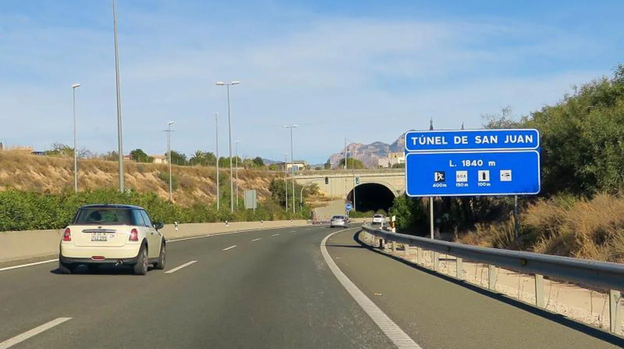 Túnel antes del peaje de San Juan de Alicante, en la AP-7