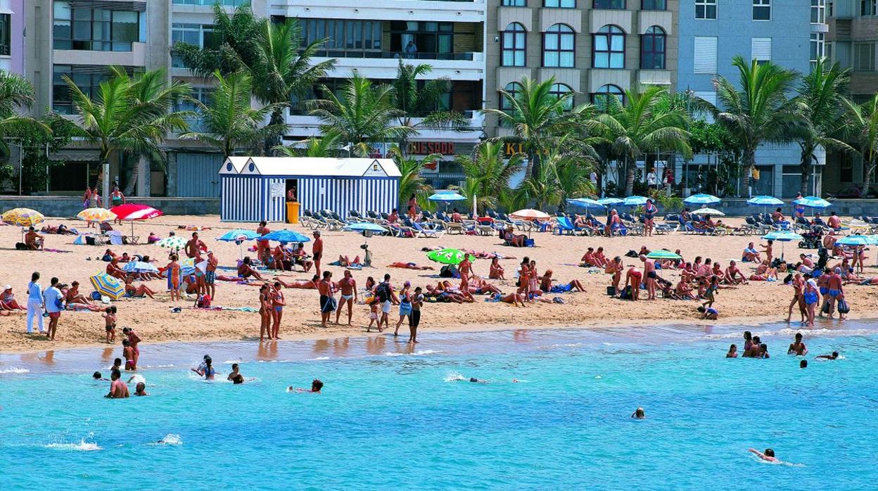 El aumento de temperaturas lanza a los canarios a las playas