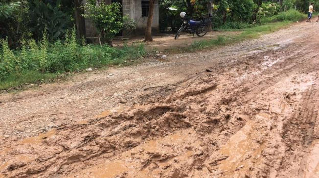 Los caminos se vieron afectados por la fuerte tromba de agua que descargó entre 55 y 90 litros