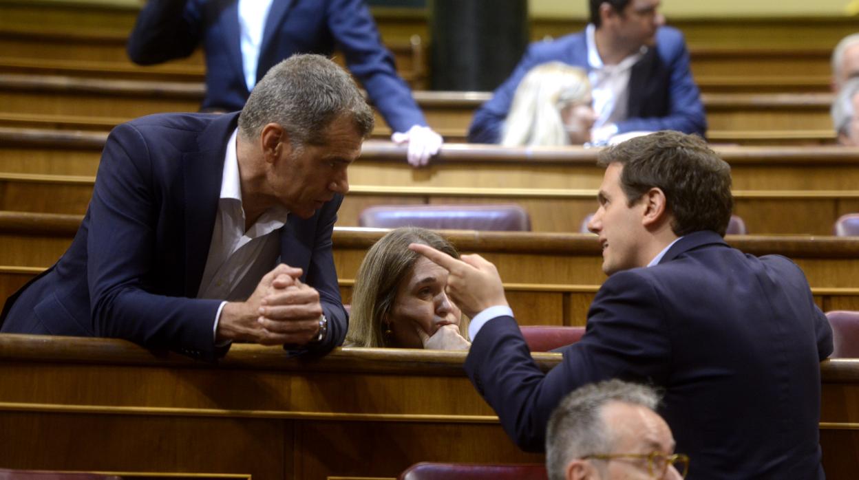 Foto de archivo de Toni Cantó junto a Albert Rivera en el Congreso