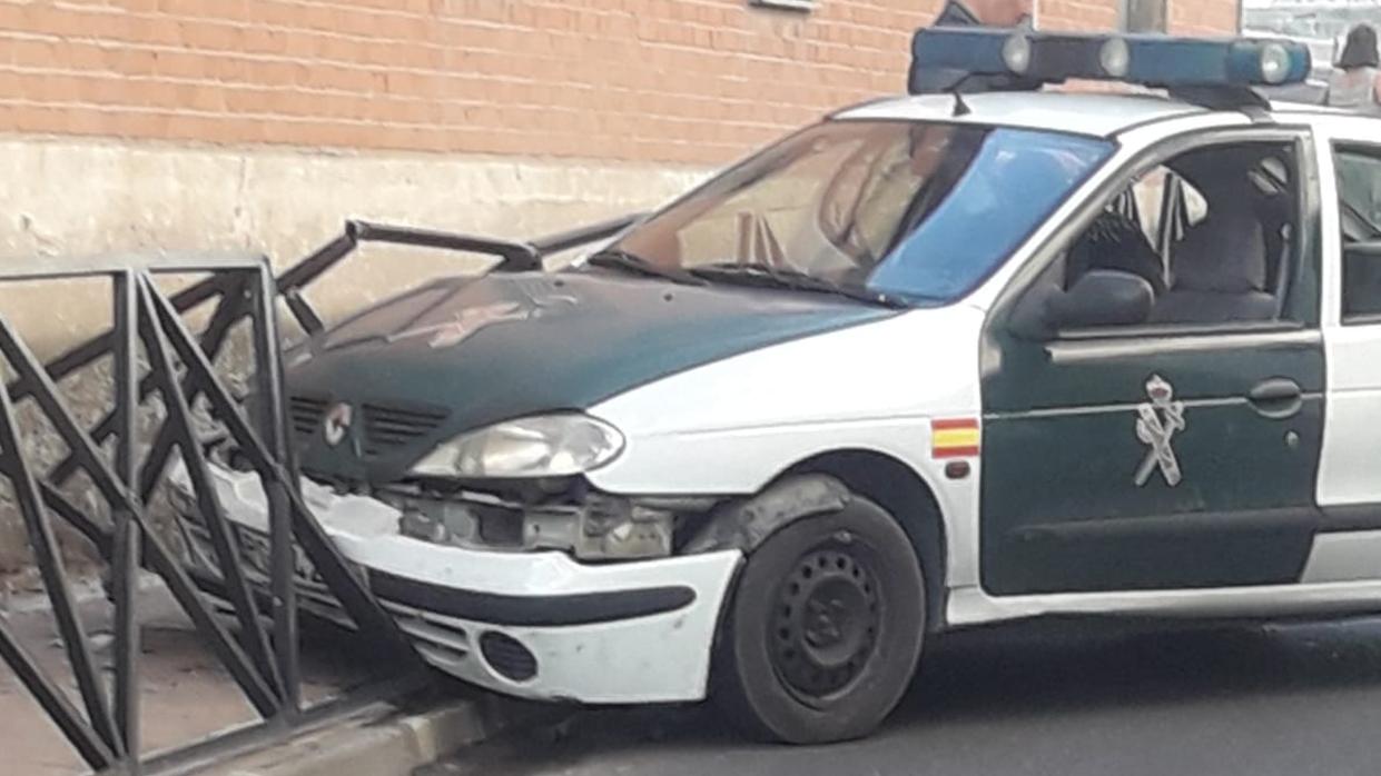 El coche se estrelló contra una barandilla