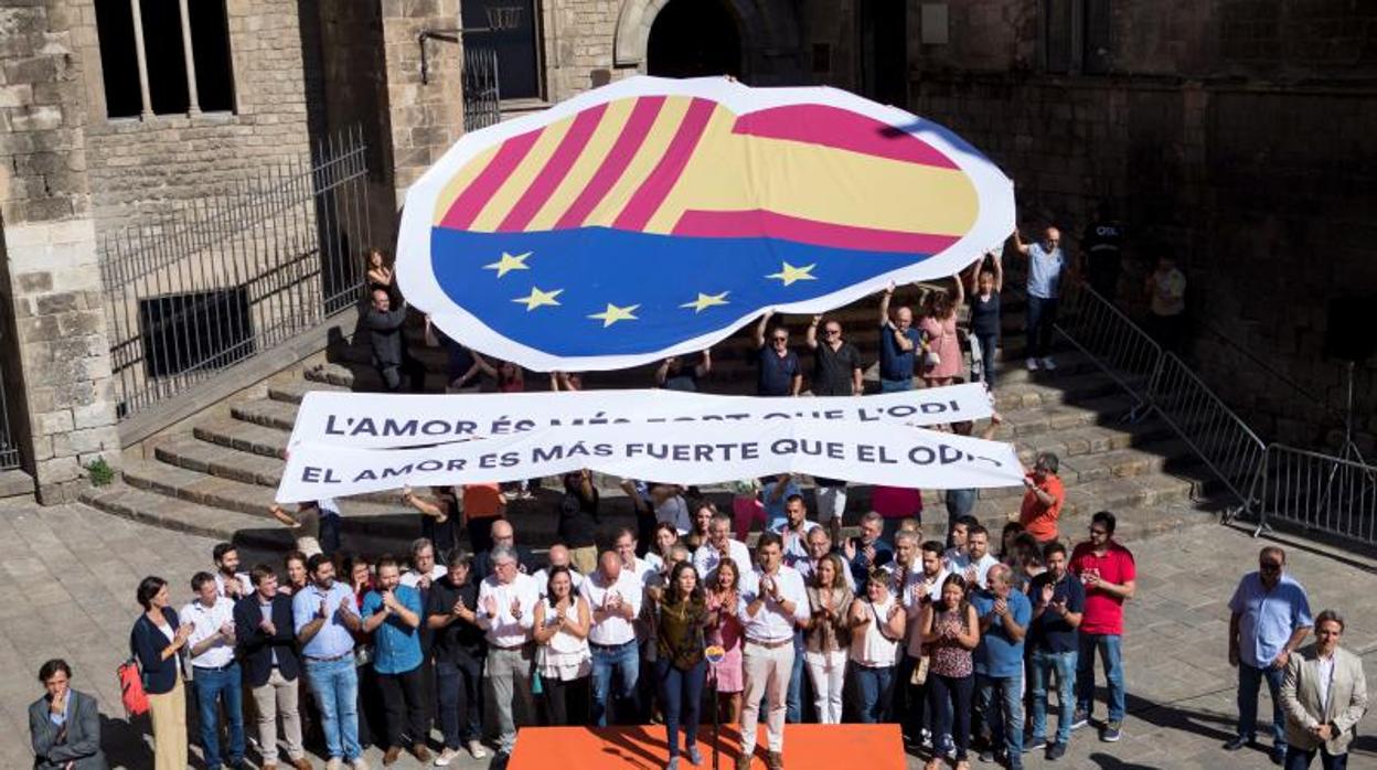 Los líderes de Cs, Alberti Rivera e Inés Arrimadas, celebran la Diada sin tintes secesionistas bajo el lema «El amor es más fuerte que el odio»