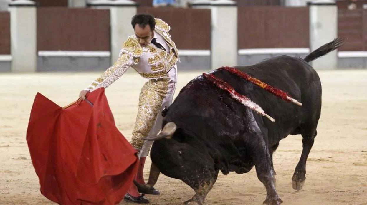Christian Escribano cortó una oreja a un toro de Saltillo en su confirmación de alternativa en Madrid este domingo