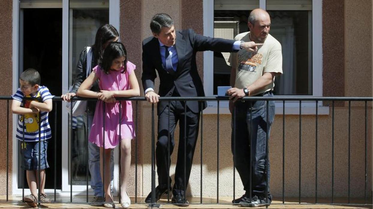 Ignacio González, en mayo de 2013, entregando una vivienda social a una familia desahuciada