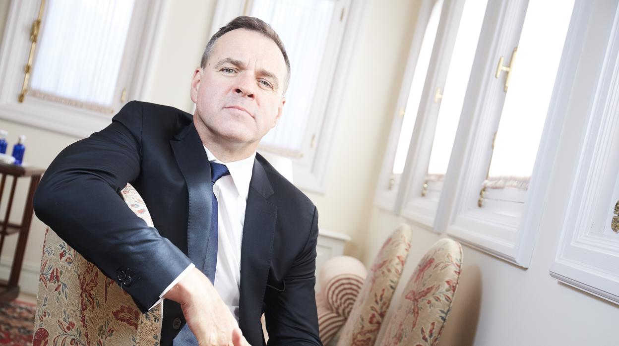 El historiador Niall Ferguson posa para ABC en una entrevista durante su visita a Madrid