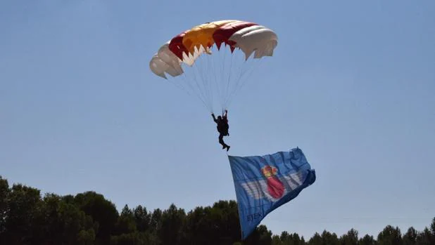 Exhibición de paracaidismo del Ejército del Aire en Villatobas