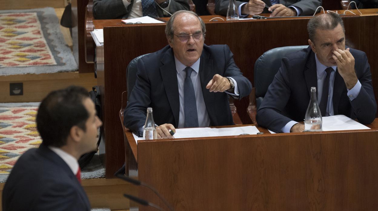 Ignacio Aguado, durante su discurso, mientras Ángel Gabilondo (PSOE) gesticula