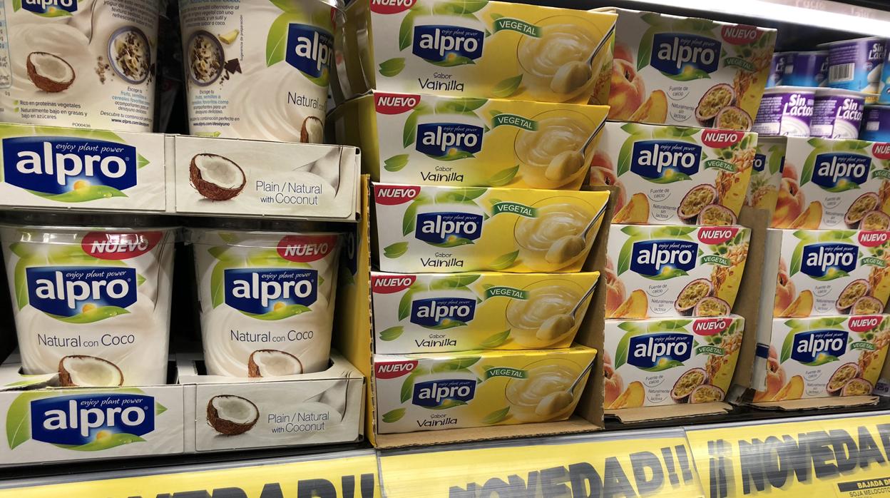 Imagen de los nuevos productos de Alpro en uno de los lineales de Mercadona