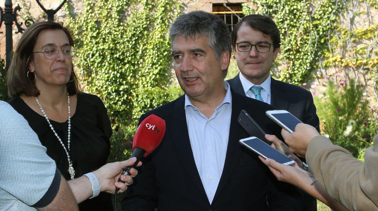 El portavoz del PP en el Senado, Ignacio Cosidó, interviene ante los medios