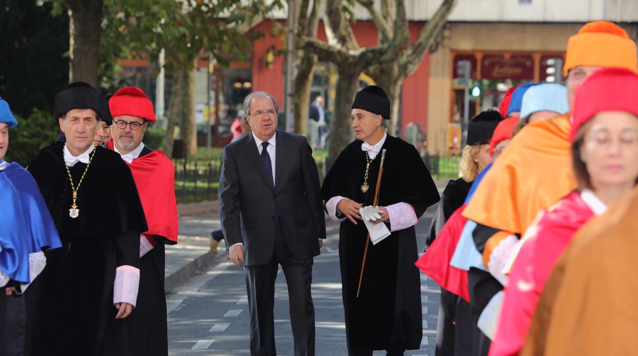 El presidente de la Junta de Castilla y León, Juan Vicente Herrera, y el rector de la Universidad de Valladolid, Antonio Largo, en la apertura del curso universitario