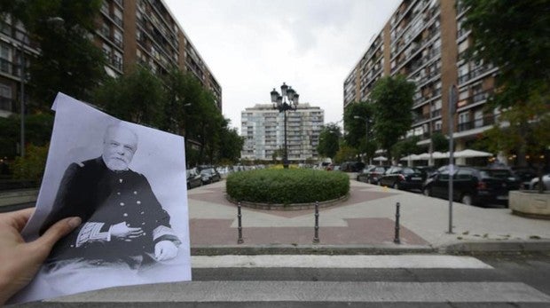 Carmena «olvida» poner la placa al Almirante Cervera