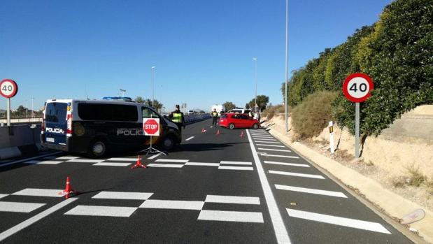 Embisten a un coche de la Policía para intentar huir con medio kilo de marihuana