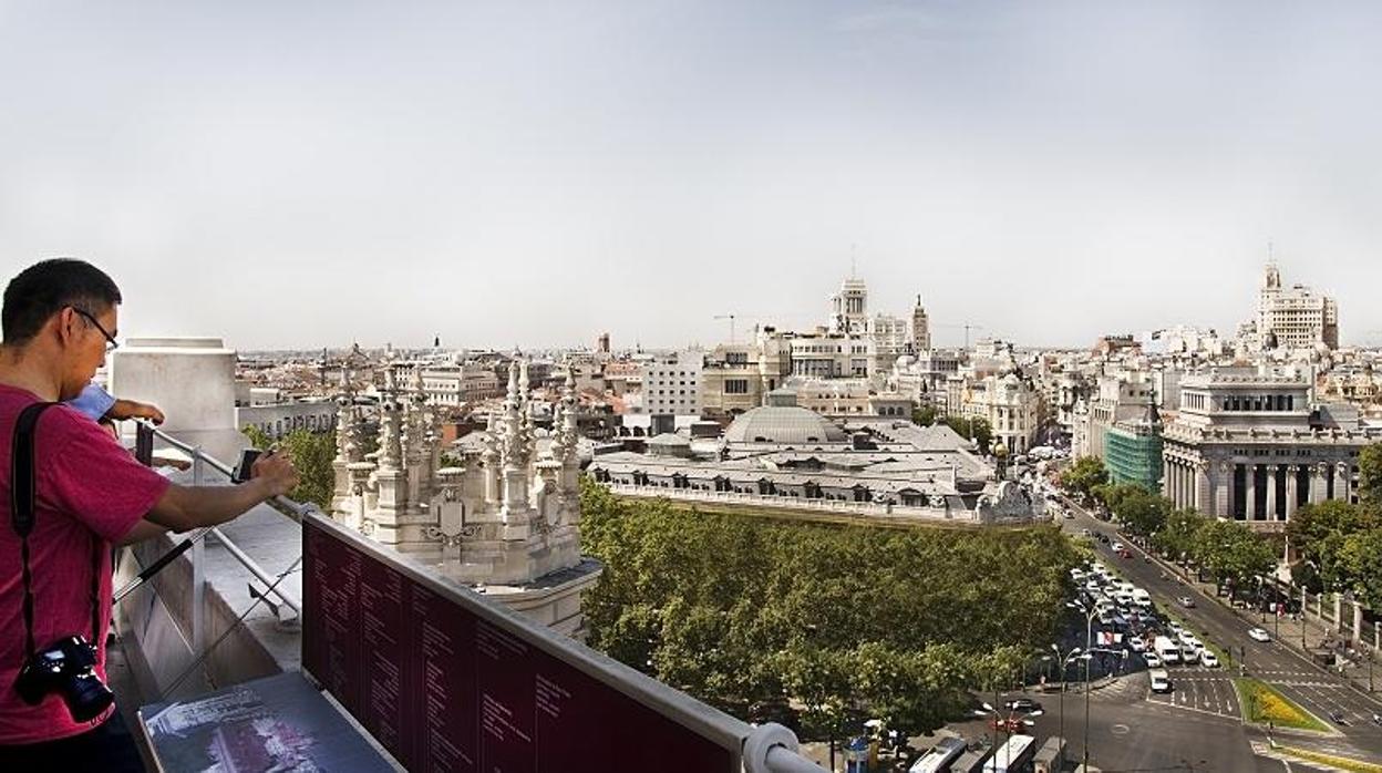 Un turista fotografía las vistas desde el Mirador de Cibeles