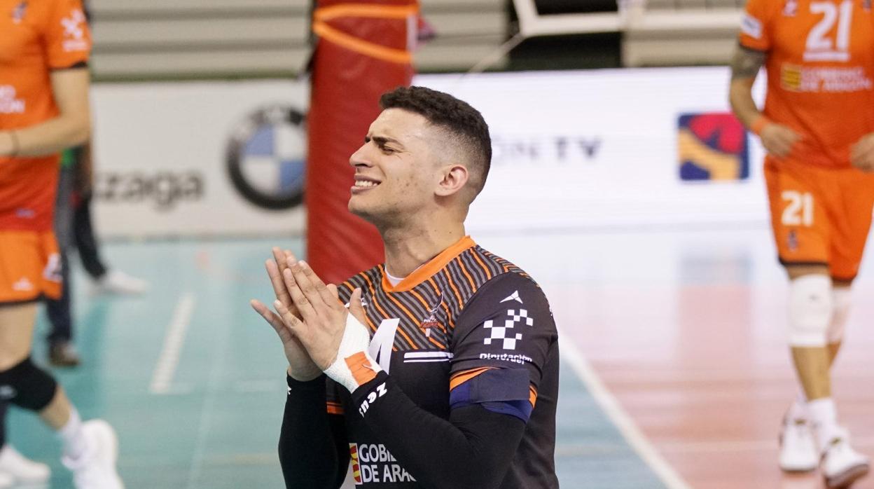 El jugador Vinicius Noronha, fotografiado durante un partido con su club, el Voleibol Teruel