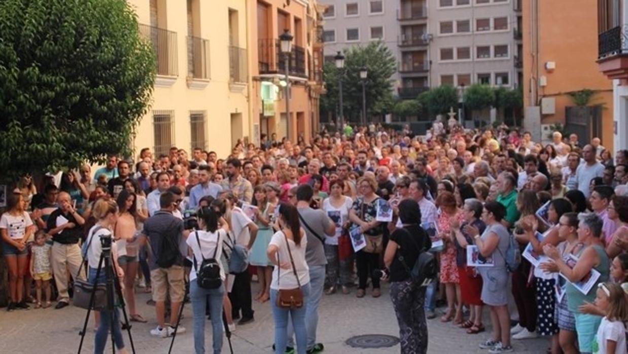 Concentración en Almansa en protesta por la muerte del vecino de Almansa