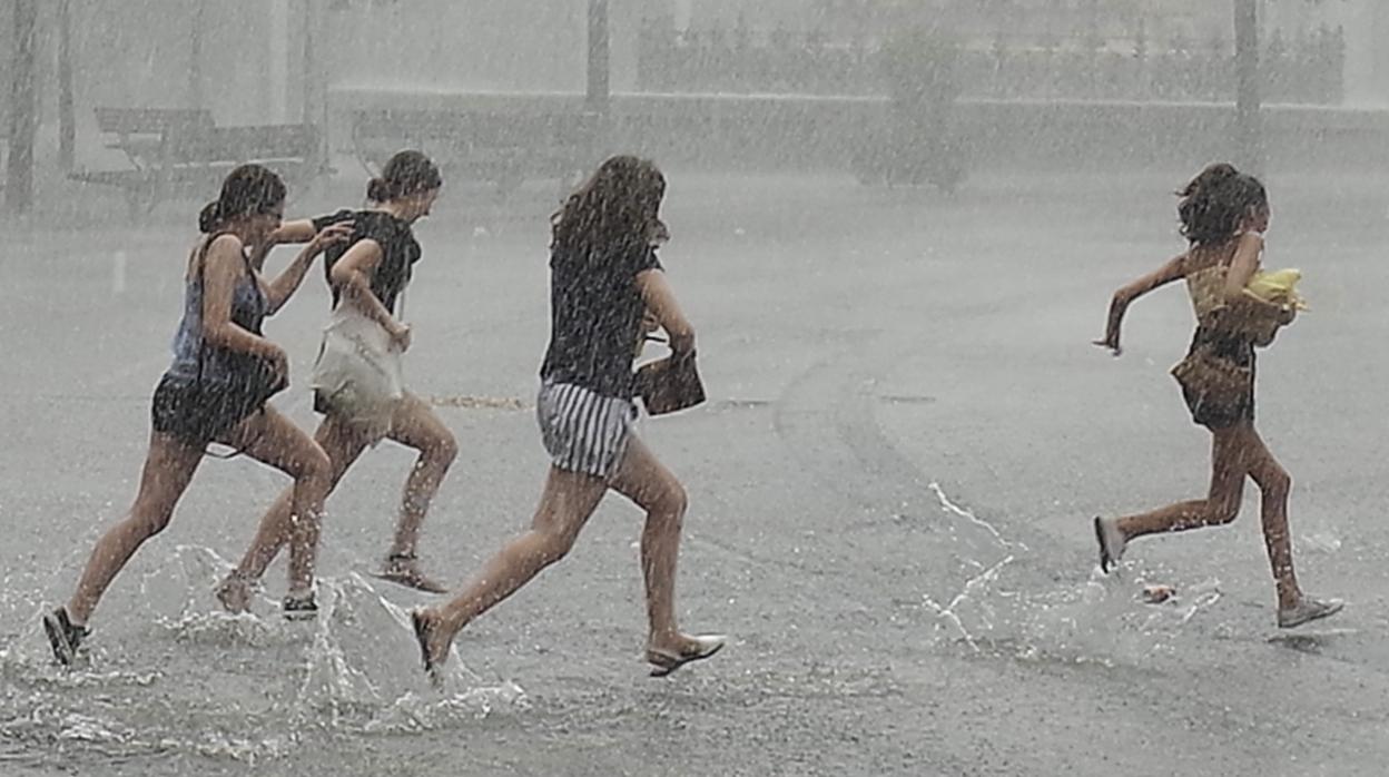 El riesgo de fuertes tormentas se extiende estos días en Aragón de norte a sur