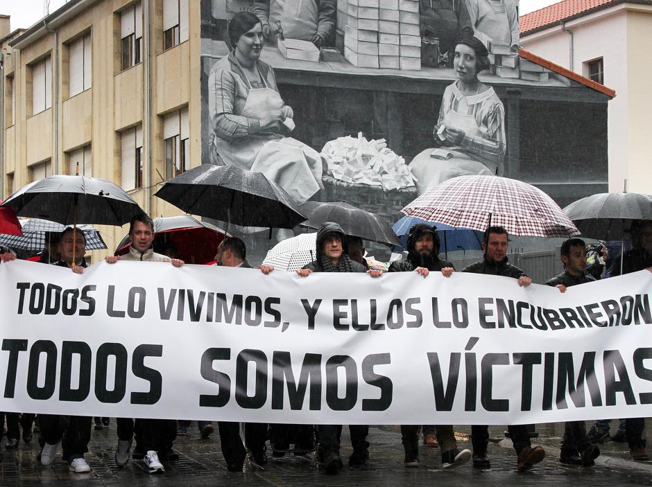 Exalumnos del seminario de La Bañeza protestan en 2017 por los abusos cometidos por el mismo párroco