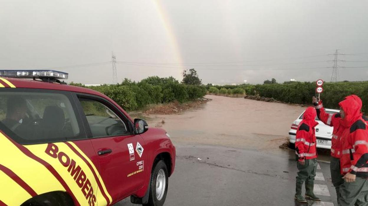 Bomberos en otro rescate de una conductora esta semana en la provincia de Castellón por las lluvias